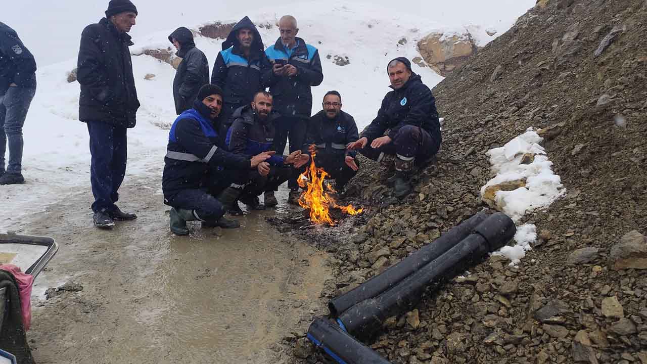 Hakkari’de kar yağışı altında zorlu çalışma