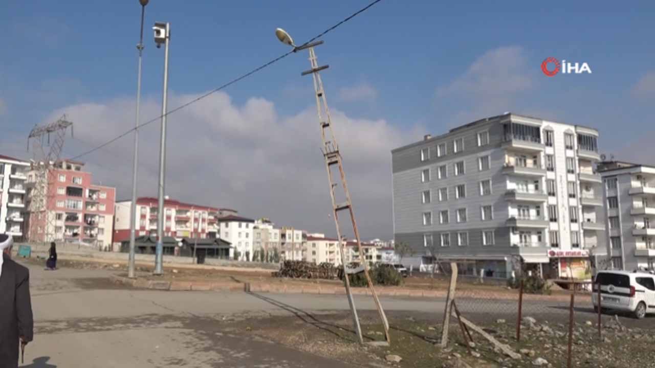 Siirt’te devrilmek üzere olan aydınlatma direği tehlike saçıyor