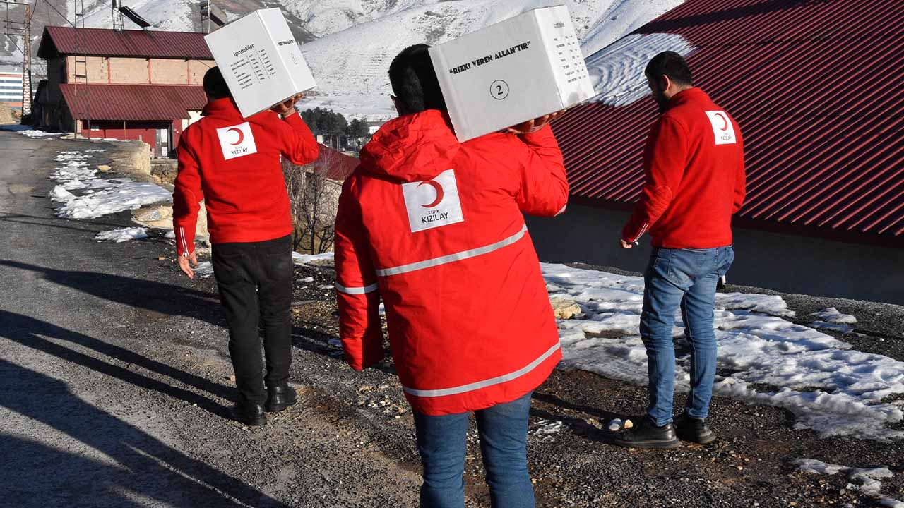 Bitlis'te Kızılay’dan ailelere yardım kolisi