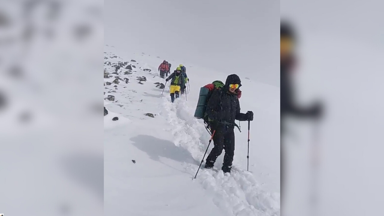 Ağrı’da dağcılara kar ve fırtına engeli