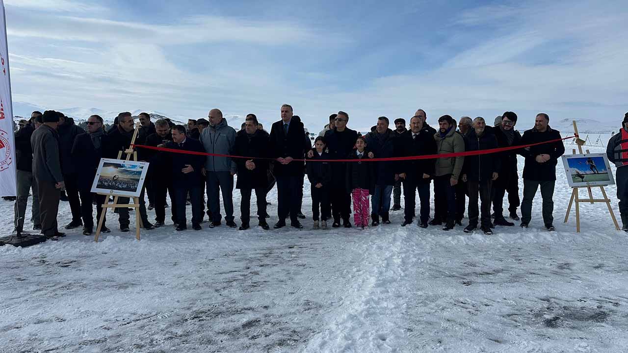 Ardahan’da donan göl üstünde resim sergisi açıldı