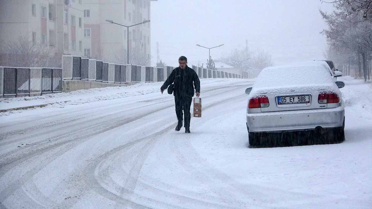 Van'da yoğun kar yağışı etkili oldu