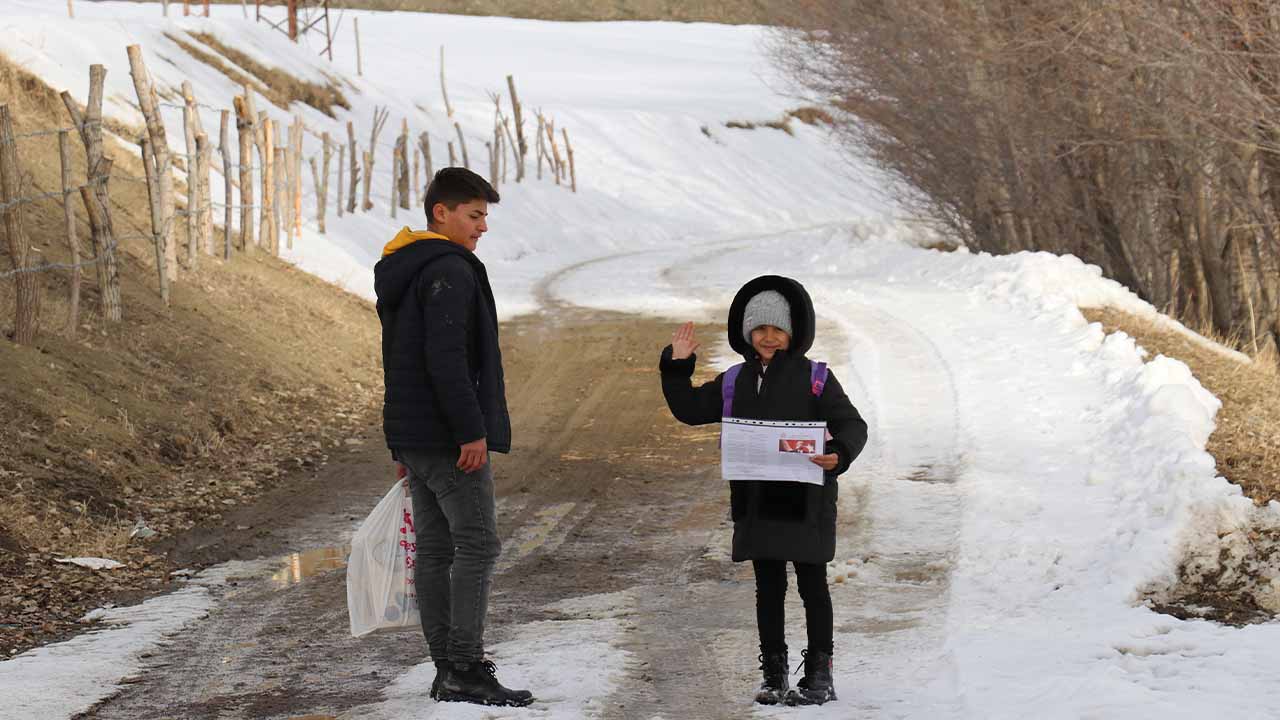 Van’daki okulda tek öğrenci olan Hasret Aydın karnesini aldı