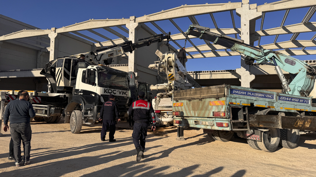 Gaziantep'te beton bloğun altında kalan sürücü hayatını kaybetti