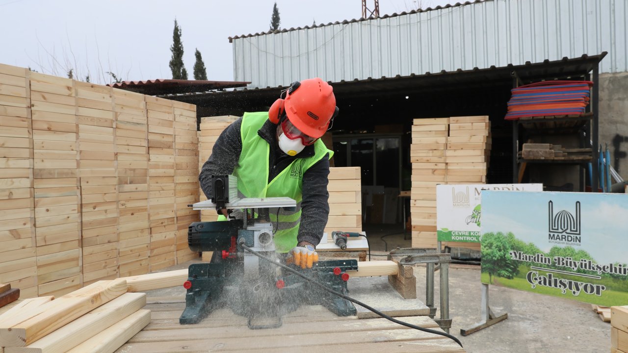 Mardin Büyükşehir Belediyesinden ahşap saksı üretimi