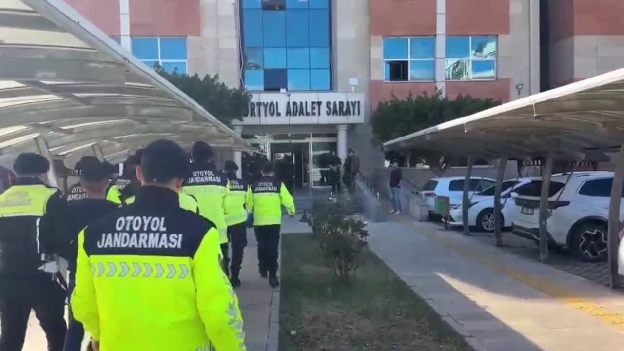 Hatay’da otoyolu kapatarak yarış yapanlara ceza yağdı