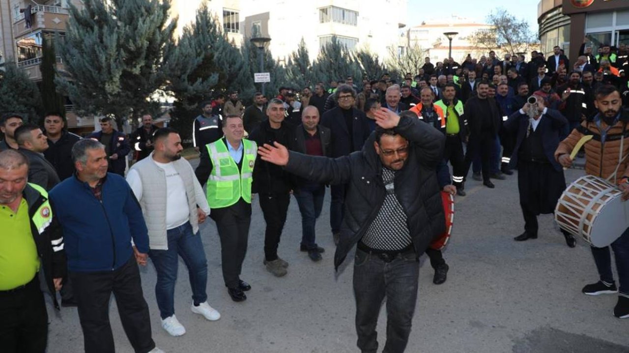 Belediye çalışanları yüzde 65'lik maaş zammını halaylarla kutlandı