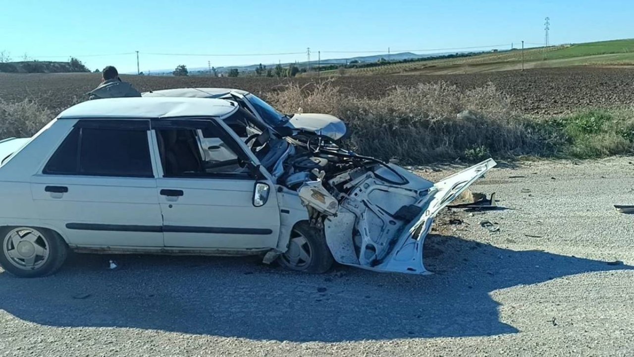 Adana’da otomobiller kafa kafaya çarpıştı