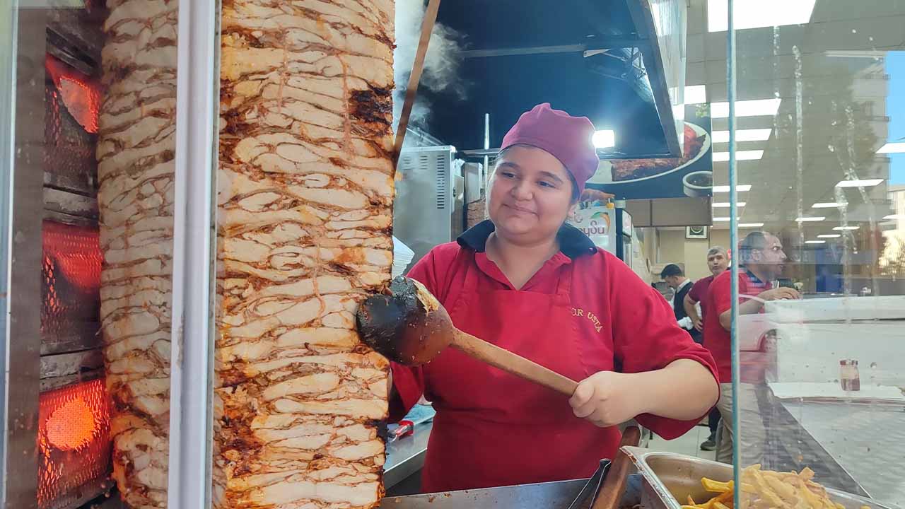 14 yaşındaki Elif Naz dönerci ustası oldu