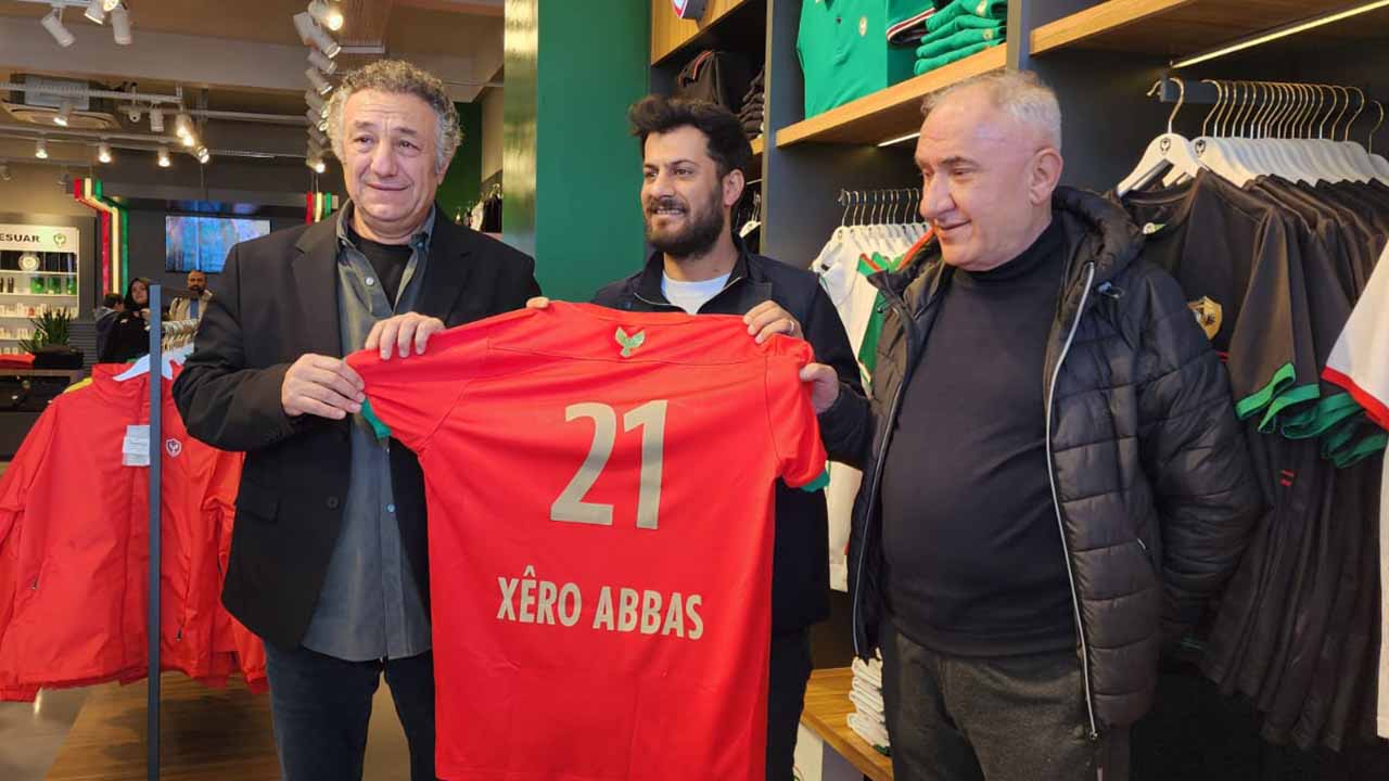 Amedspor taraftarları Xêro Abbas’ın imzasına koştu