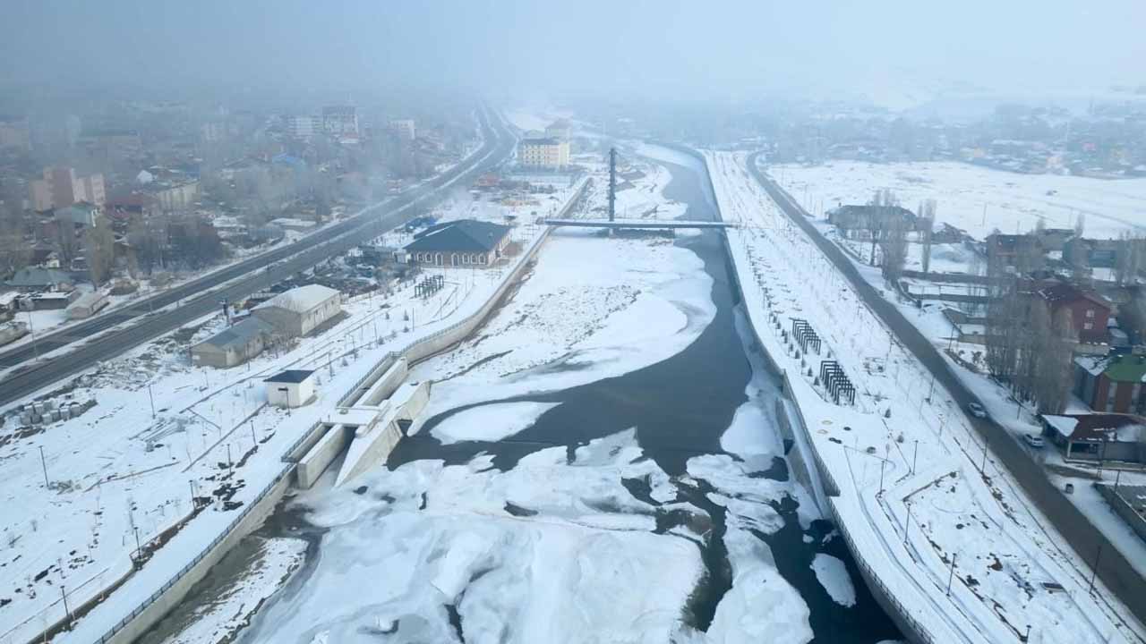 Ağrı’da Murat Nehri buz tuttu