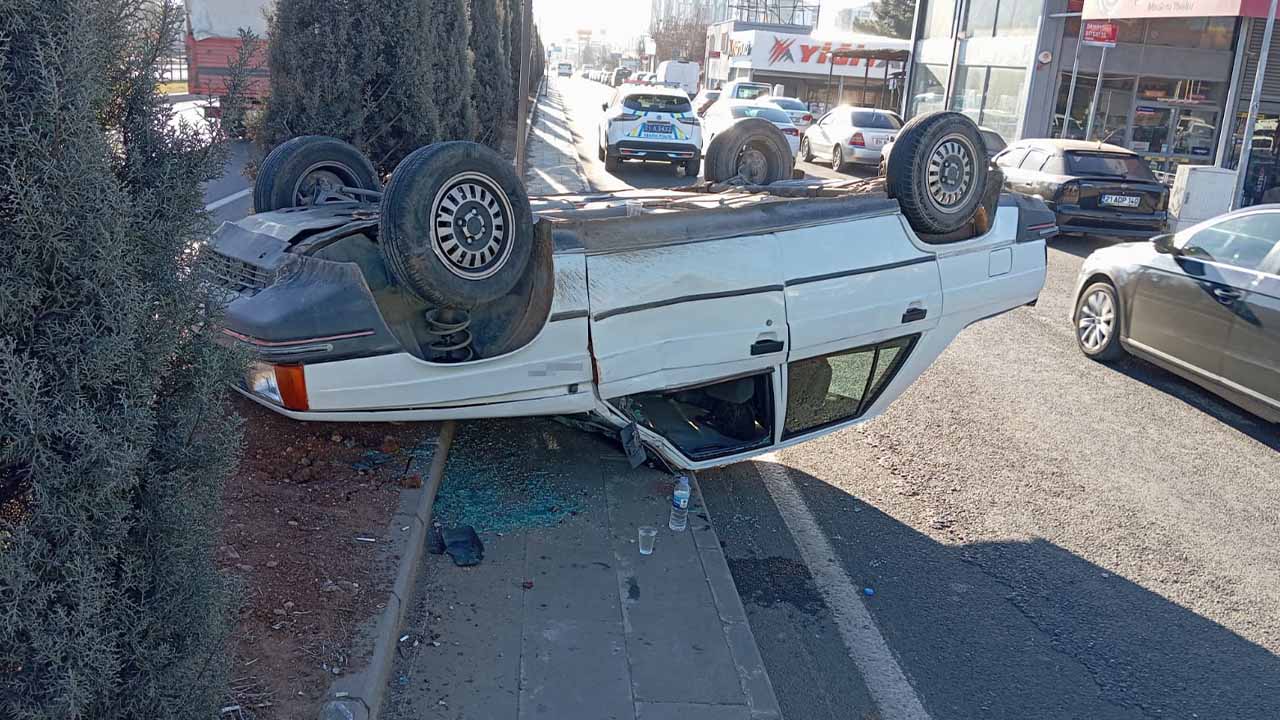 Diyarbakır’da otomobil ters döndü: Burunları bile kanamadı