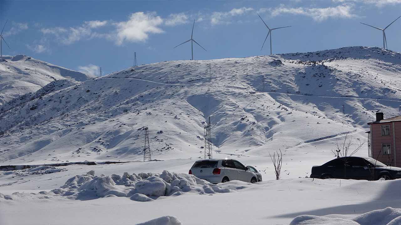 Bitlis’te onlarca köy yolunu ulaşıma kapandı