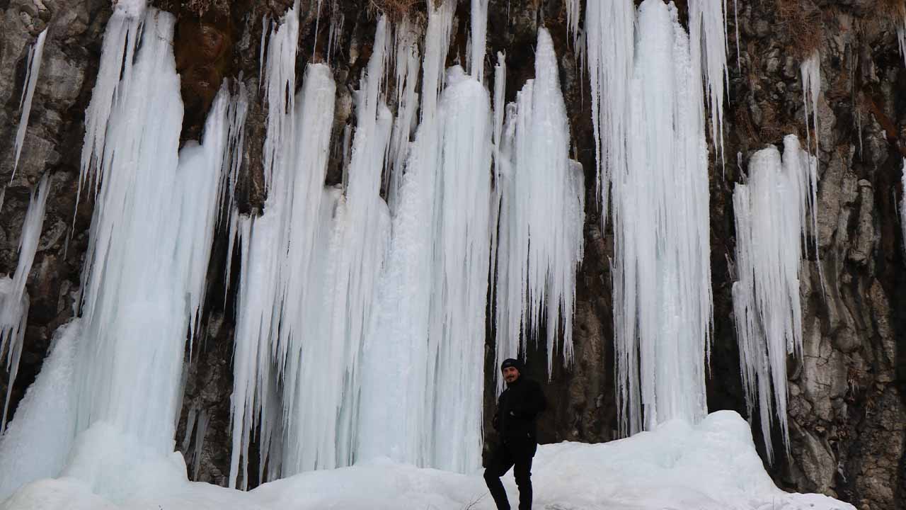 Ağrı’da 35 metrelik buz sarkıtları dikkat çekti