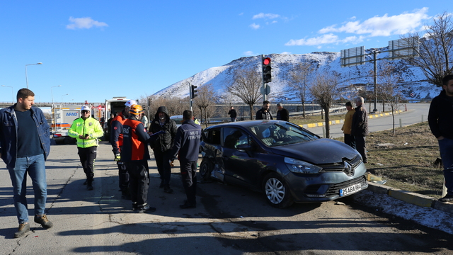 Muş'ta iki otomobilin çarpıştığı kazada 6 kişi yaralandı