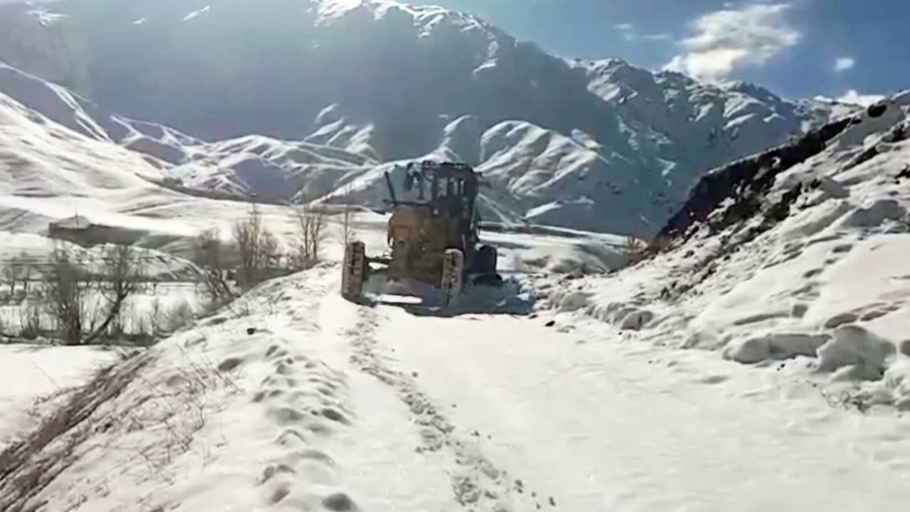 Şırnak'ta kardan kapanan 9 köy ulaşıma açıldı