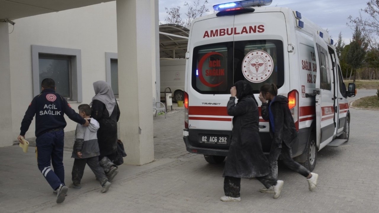 Adıyaman'da lastiği patlayan minibüs şarampole girdi: 4 yaralı