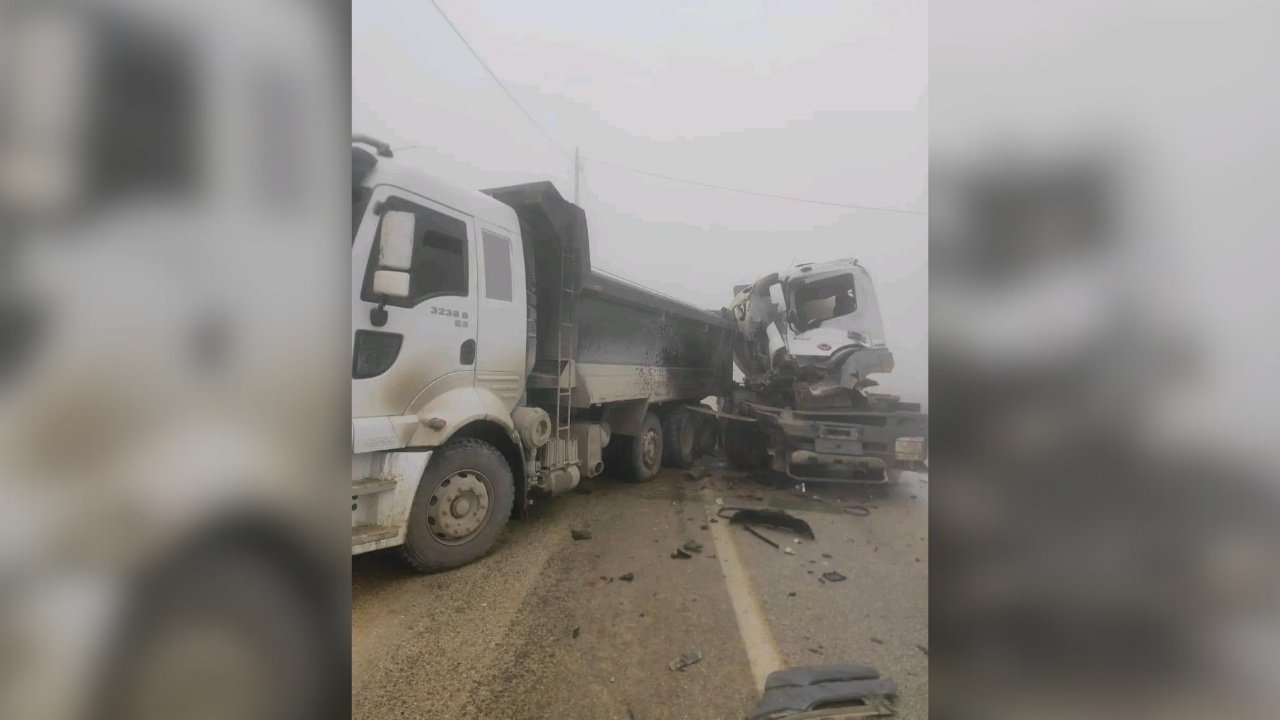 Hatay’da hafriyat kamyonu ile beton mikseri çarpıştı