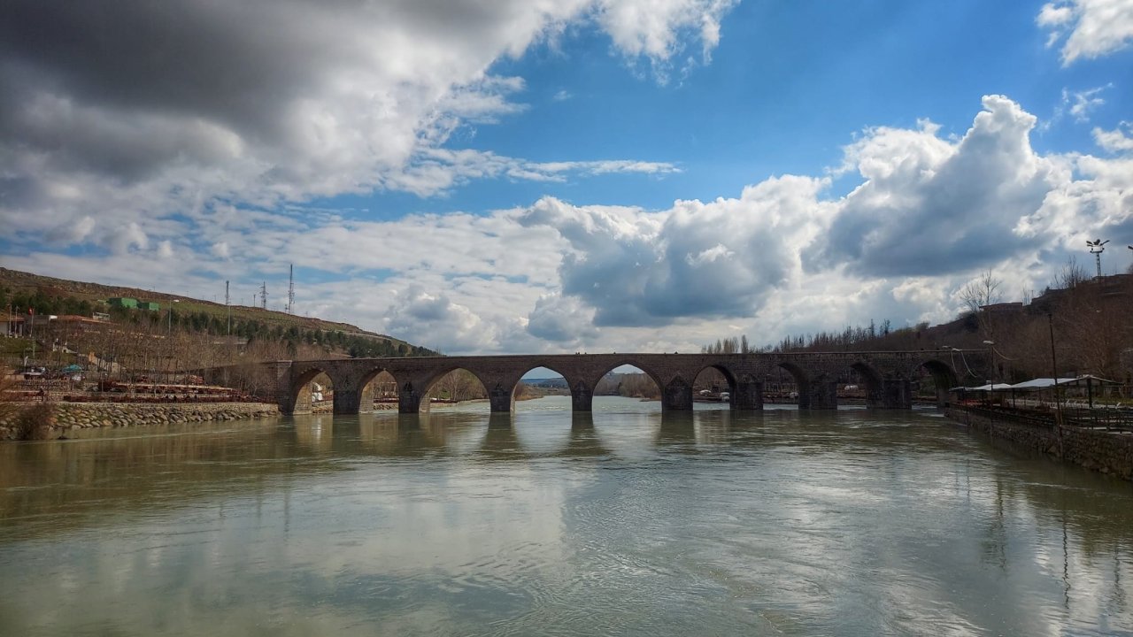 Diyarbakır’ın simgesi ongözlü köprü, turistlerin gözdesi oldu