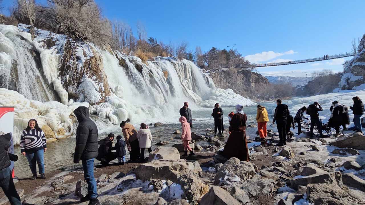 Van’daki şelale ziyaretçi akınına uğruyor