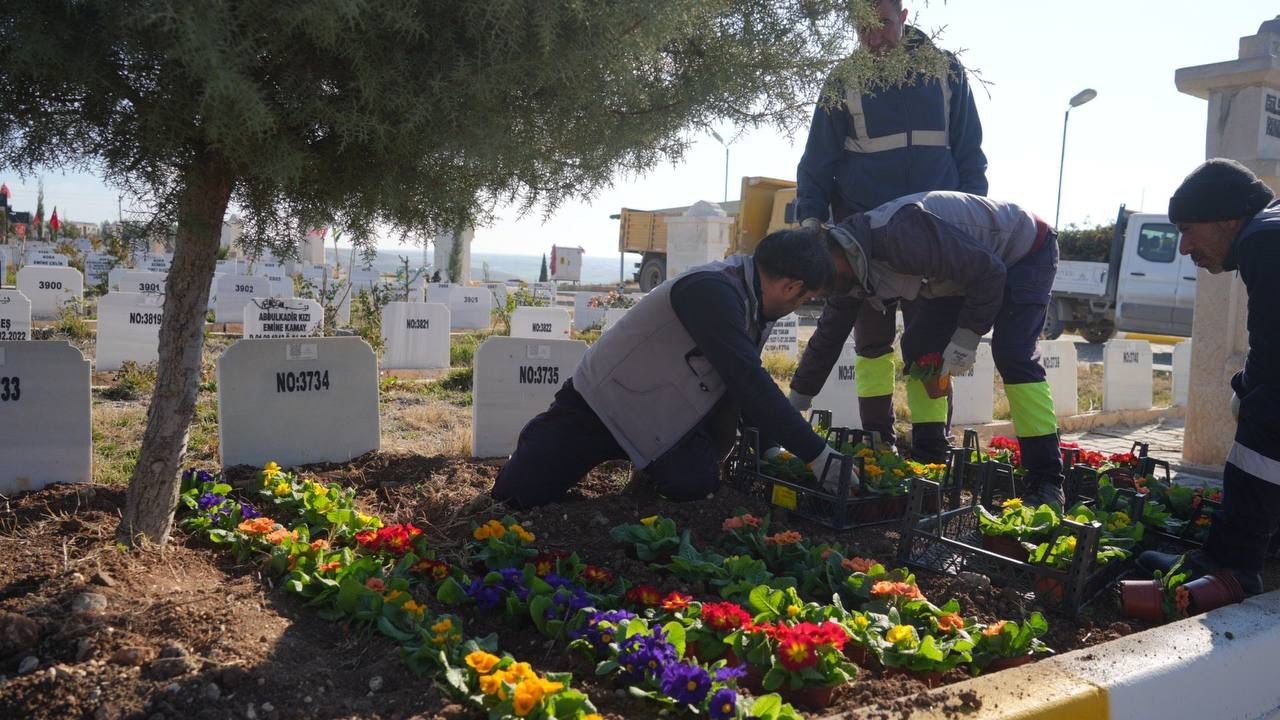 Adıyaman'da mezarlıkta bakım çalışması yapılıyor