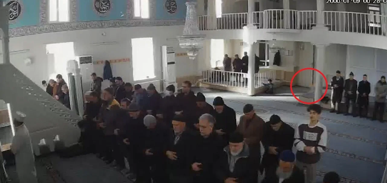 Elazığ'da camide namaz kılan cemaate torpil attı!