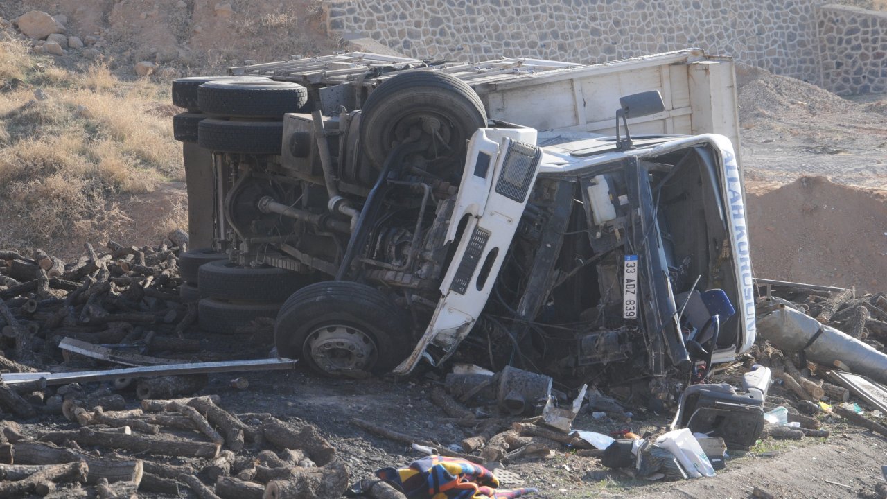 Şırnak'ta  freni boşalan odun yüklü kamyon şarampole devrildi