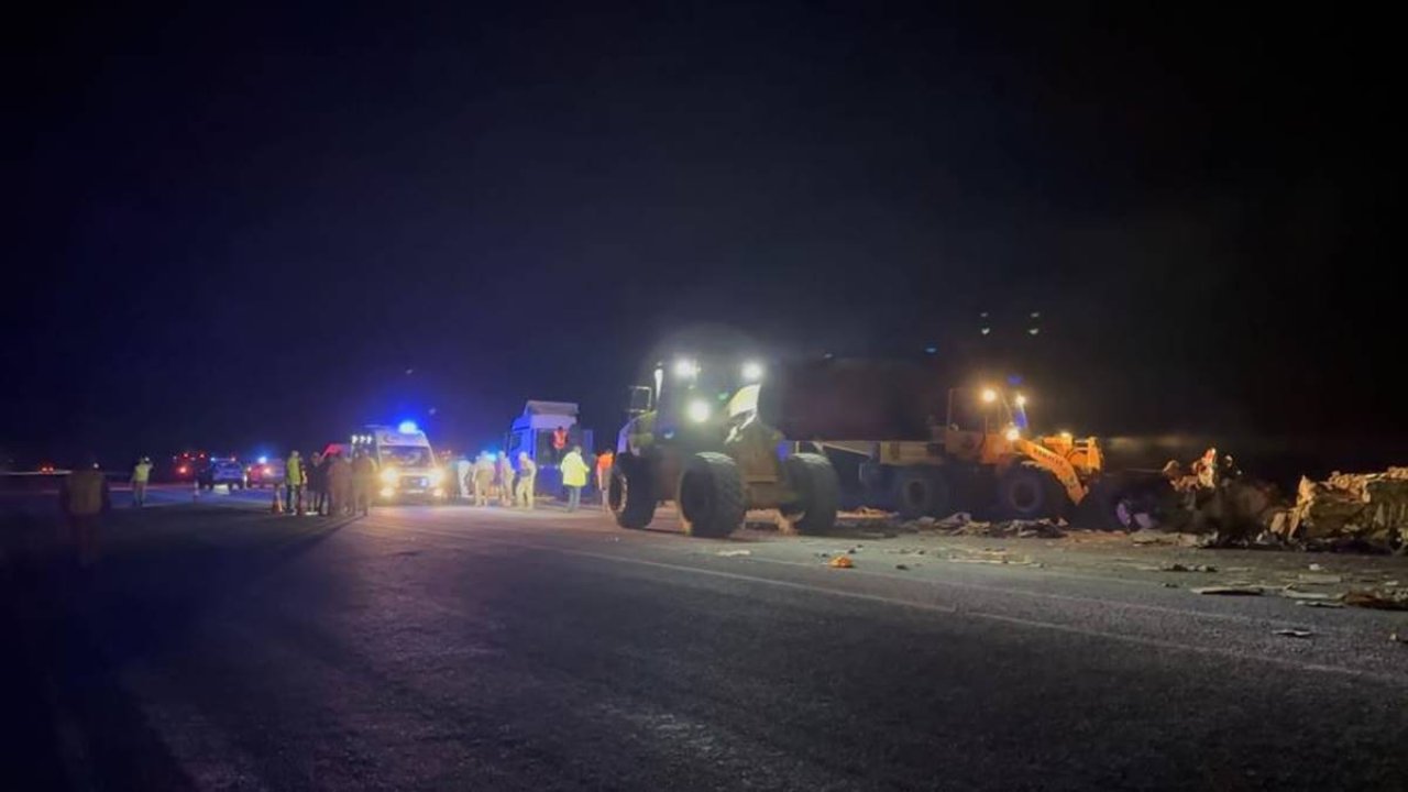 Tırın dorsesindeki gizli bölme çöktü: 25 göçmen sıkıştı