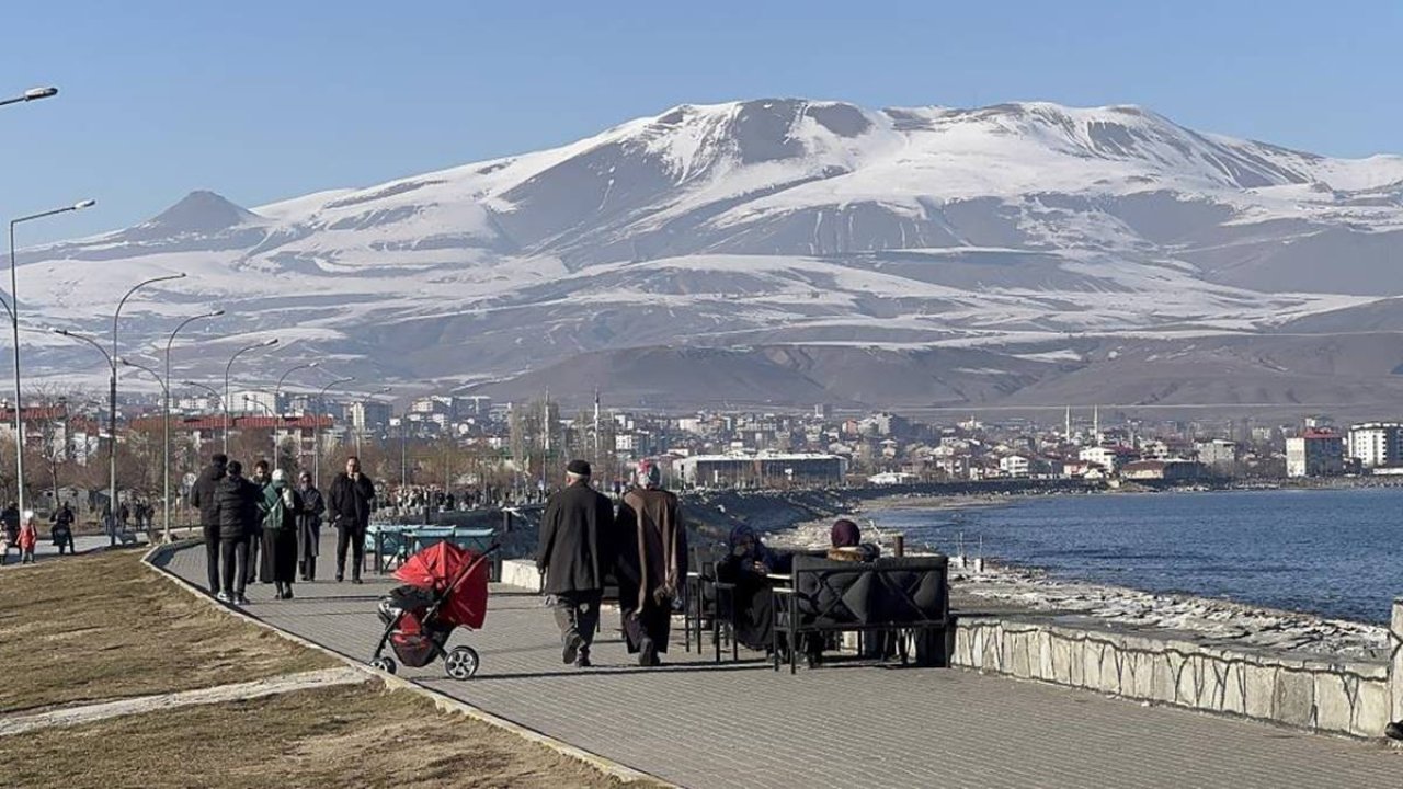 Bitlisliler güneşi tadını çıkarmak için sahile akın etti