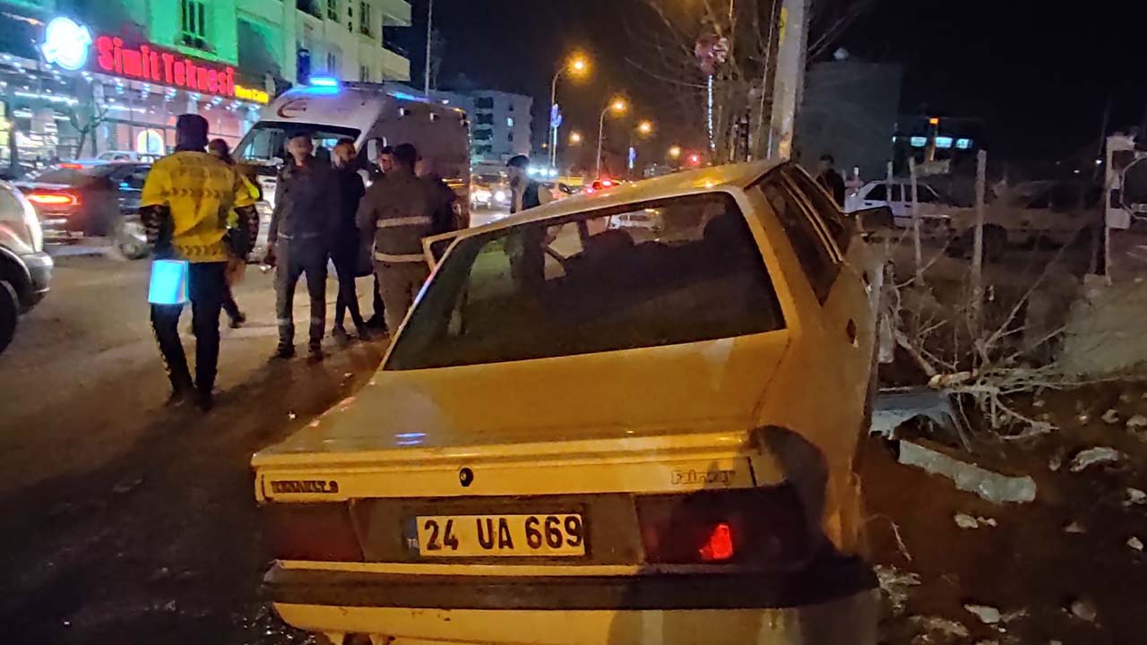 Şanlıurfa'da otomobil aydınlatma direğine çarptı: 2 yaralı