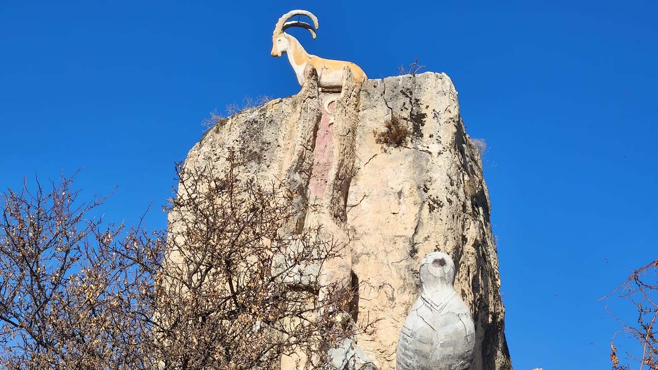 Tunceli'deki devasa kaya görenlerin dikkatini çekiyor