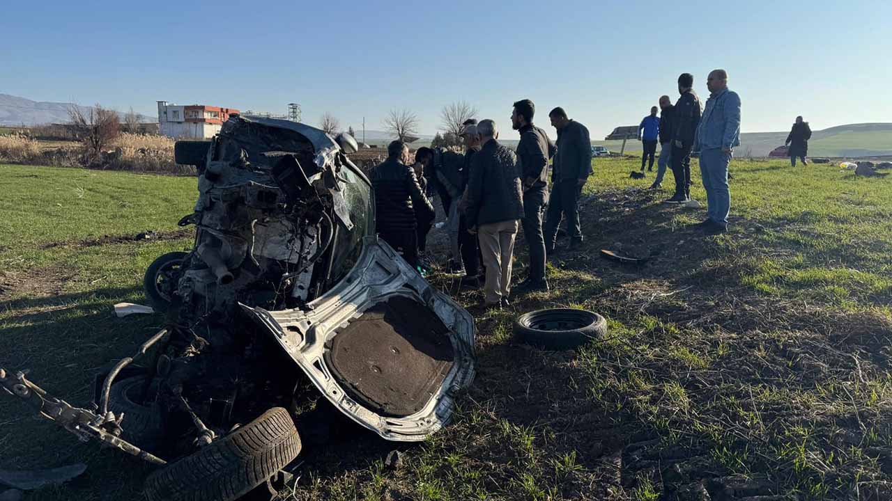 Diyarbakır'da otomobil takla attı: 2 kişi yaralı