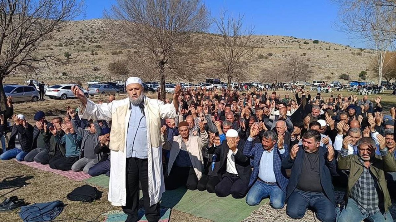 Kuraklık nedeniyle çiftçiler yağmur duasına çıktı