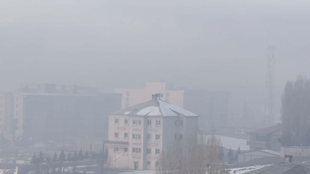 Hakkari’de yoğun sis etkili oldu