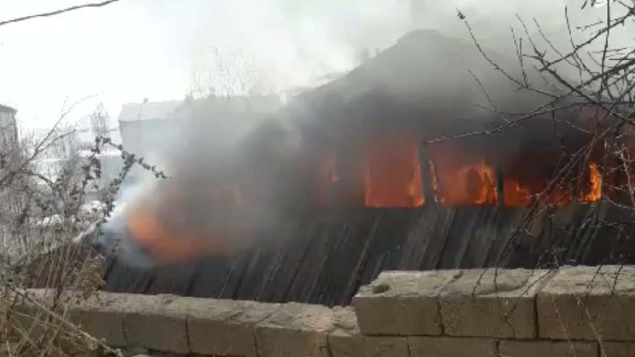 Hakkari’de ev yangını