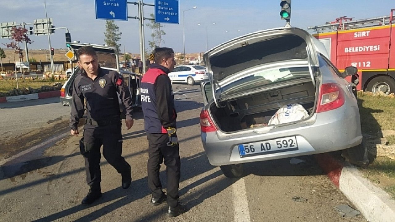 Siirt'te iki otomobilin çarpışması sonucu 3 kişi yaralandı