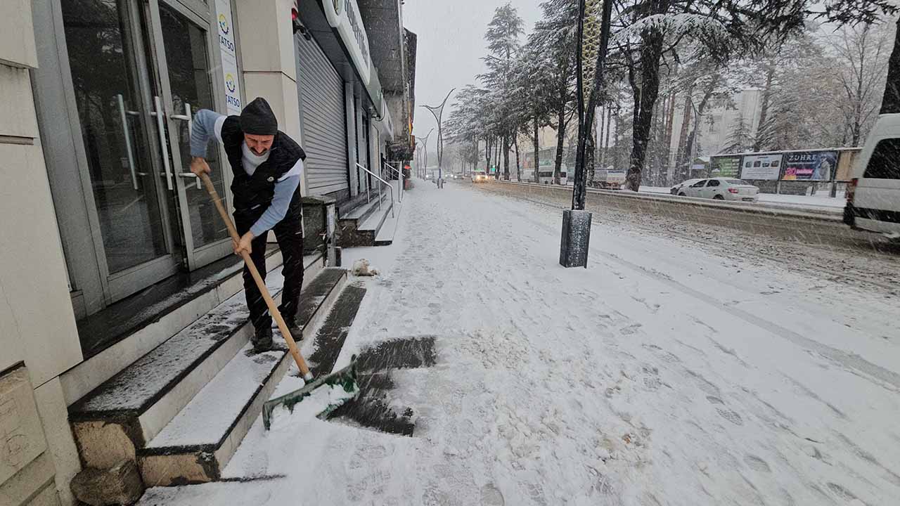 Bitlis’te kar yağışı etkili oldu