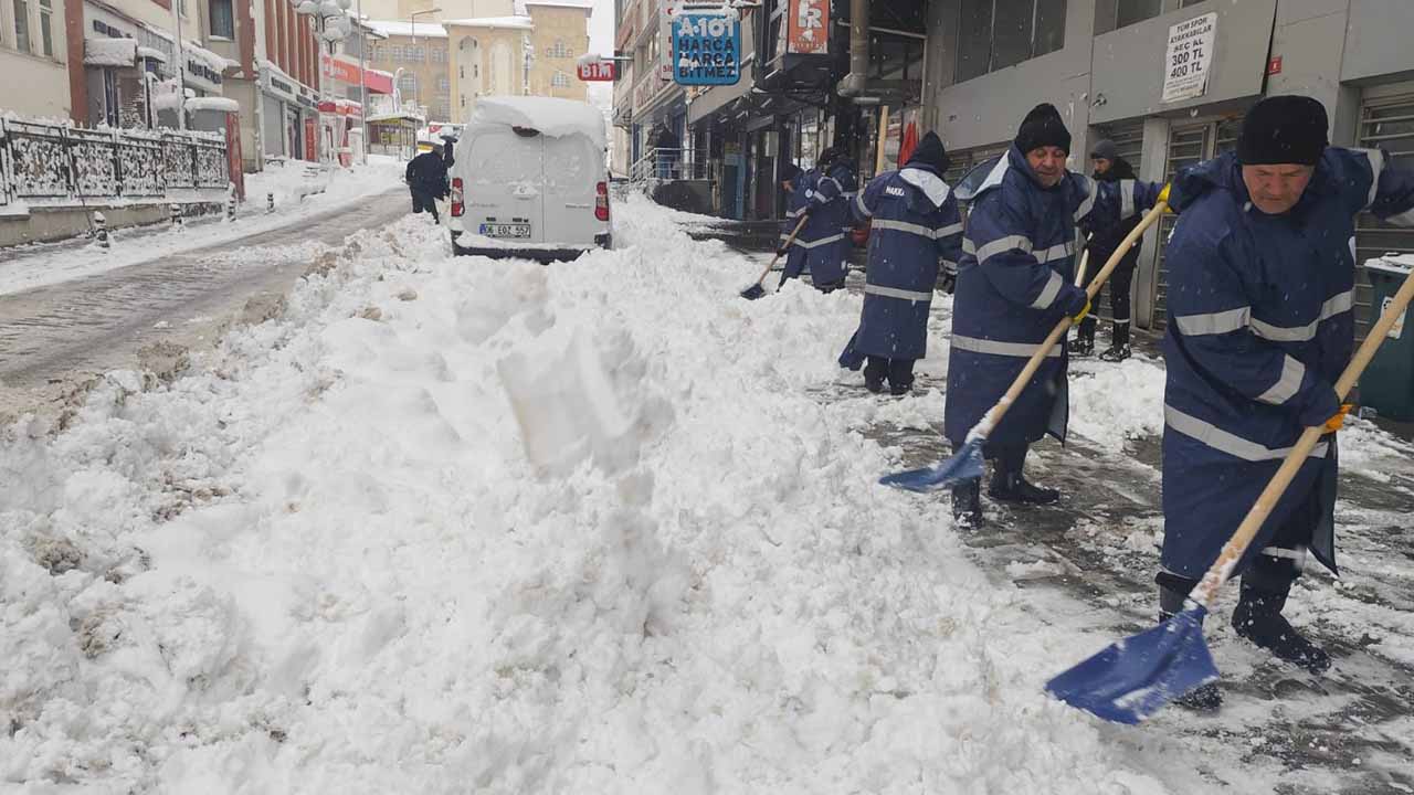 Hakkari’de kar nedeniyle 168 yerleşim yerinin yolu kapandı