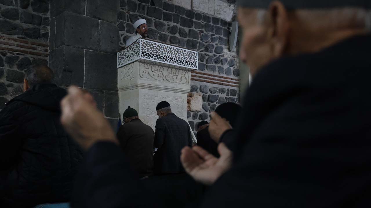 Diyarbakır’da depremde yaşamını yitirenler için Mevlid-i Şerif okundu