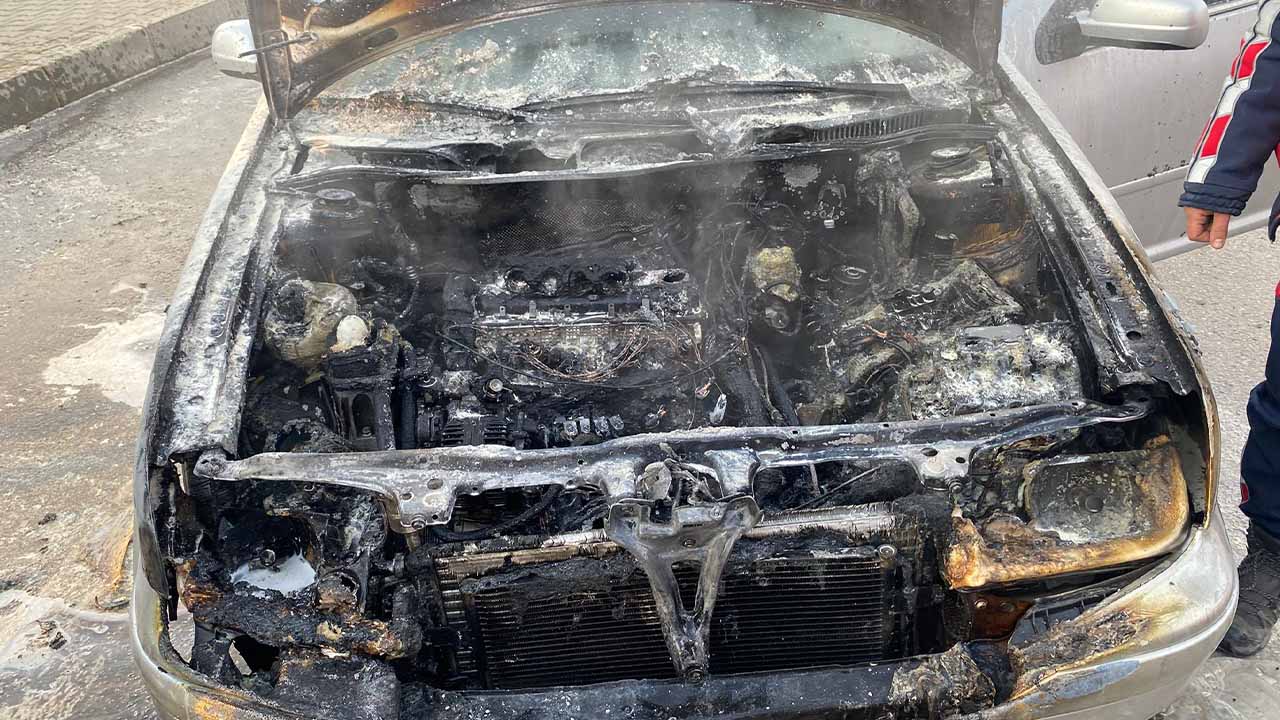 Tunceli’de park halindeki araç yandı