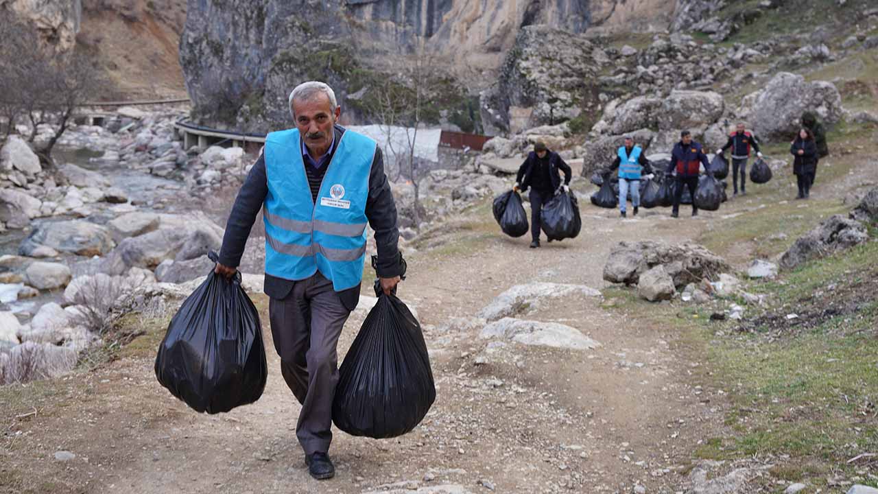 Şırnak'ta temizlik seferberliği: Doğada torbalarca çöp toplandı