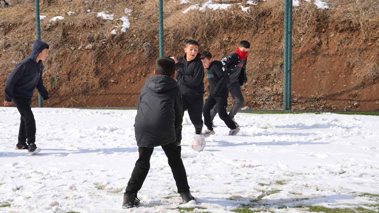 Şırnak'ta karlı zeminde futbol eğlencesi