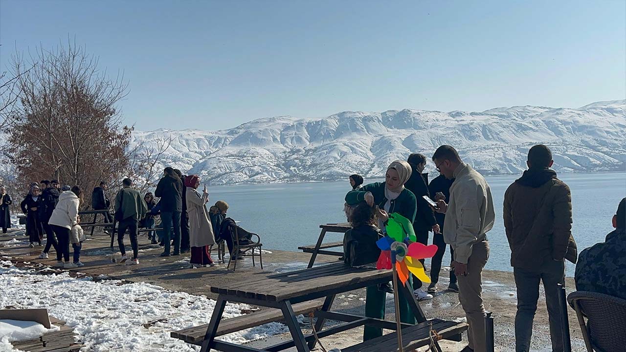 Elazığ Hazar Gölüne ziyaretçi akını