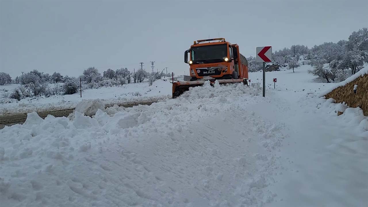 Adıyaman'da kar nedeniyle onlarca köy yolu ulaşıma kapandı