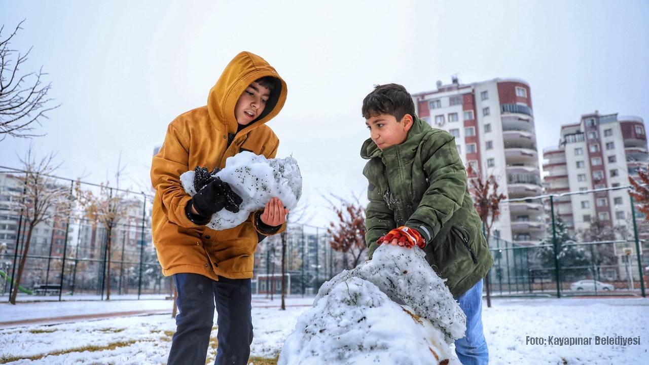 Diyarbakırlı çocuklarda kar sevinci: Doyasıya eğlendiler