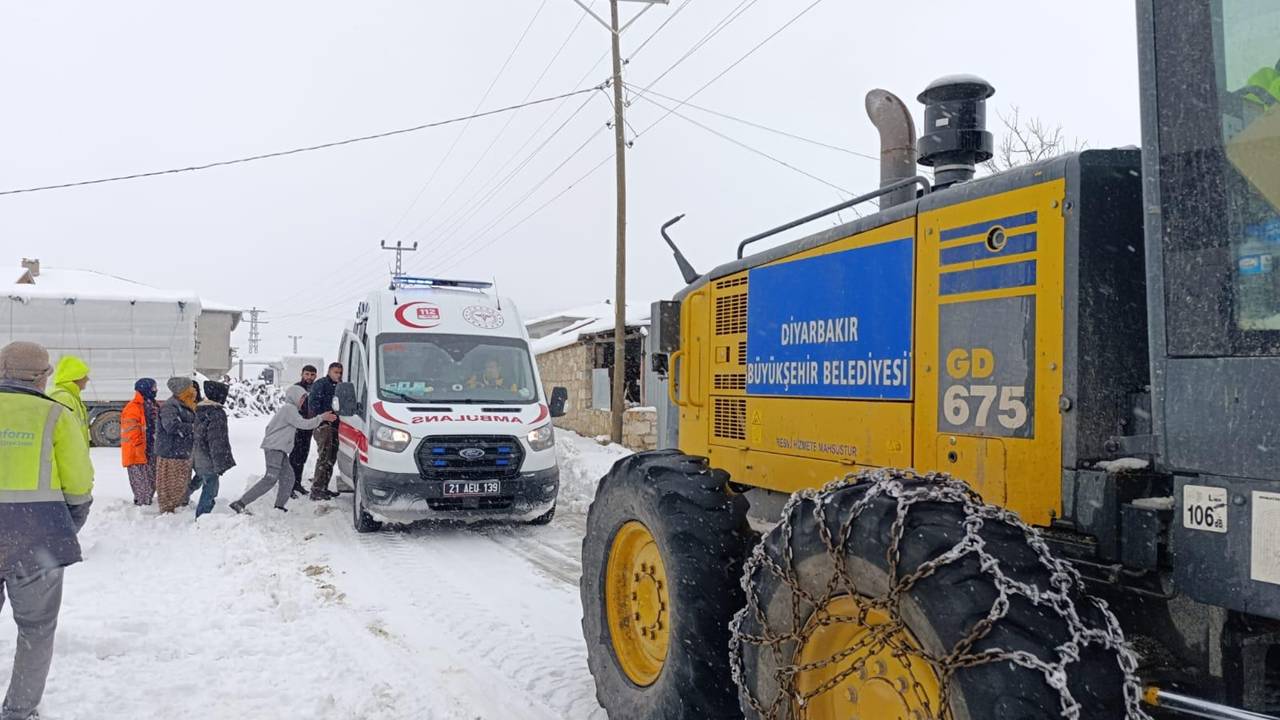 Diyarbakır’da kar sınavı: 2 hasta hastaneye ulaştırıldı