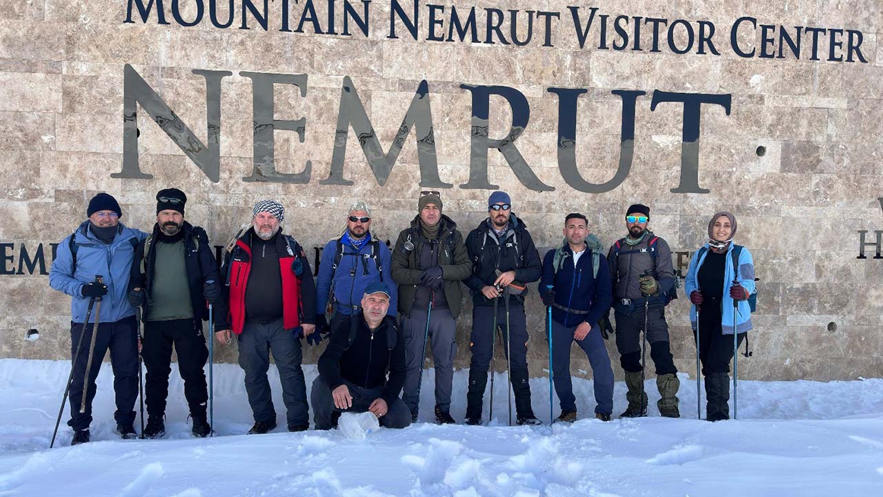 Adıyamanlı dağcılar karlı havada Nemrut Dağı'na tırmandı