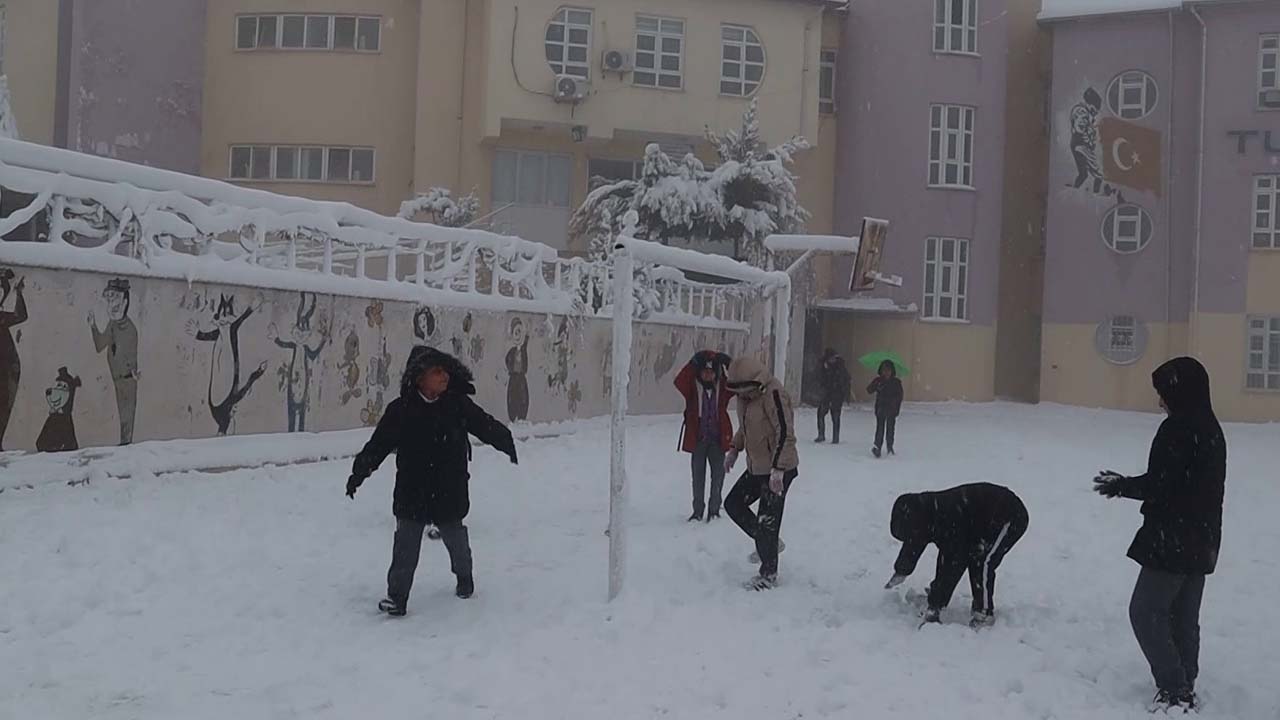 Adıyaman’da kar nedeniyle okullar tatil edildi