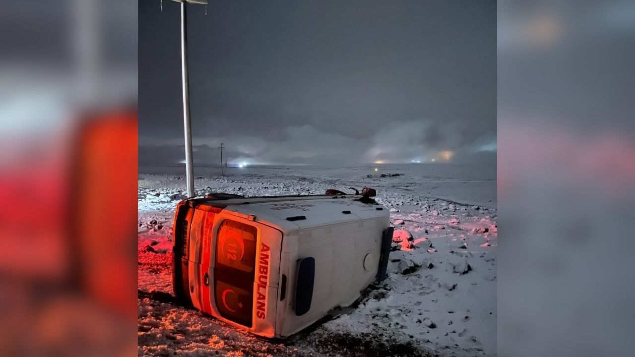 Siverek’te ambulans şarampole devrildi