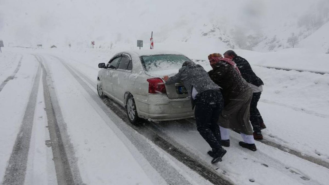 Adıyaman’da araçlar yollarda mahsur kaldı